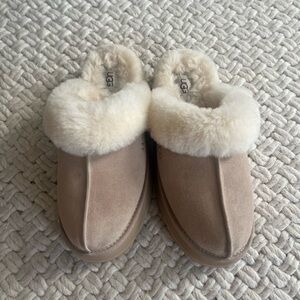 UGG Women's cream conquette slippers *Never worn*